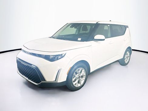 Used 2025 Kia Soul LX w/ LX Technology Package FWD image 3