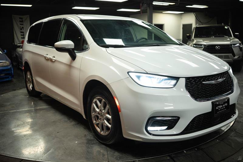 Used 2023 Chrysler Pacifica Touring-L FWD image 5