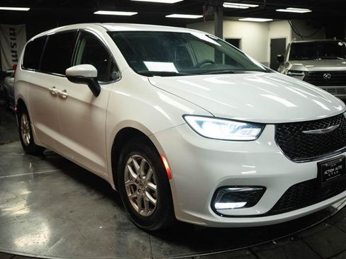 Used 2023 Chrysler Pacifica Touring-L FWD image 5