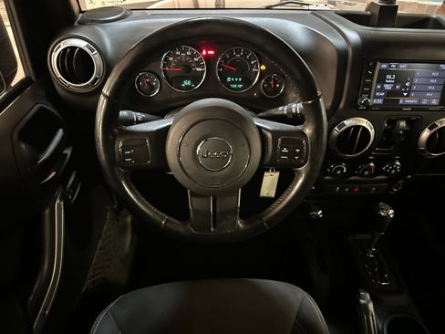 Used 2018 Jeep Wrangler Unlimited Sahara image 13