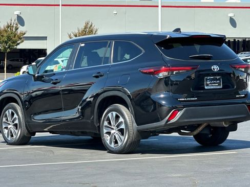 Used 2024 Toyota Highlander XLE image 7