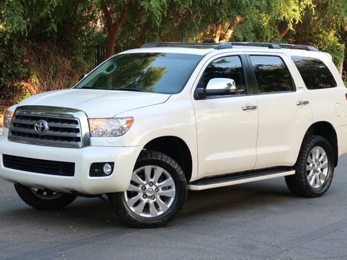Used 2016 Toyota Sequoia Platinum image 2