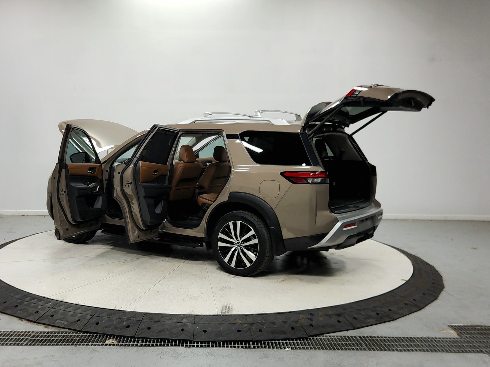 Used 2023 Nissan Pathfinder Platinum w/ Cargo Package AWD/4WD image 14