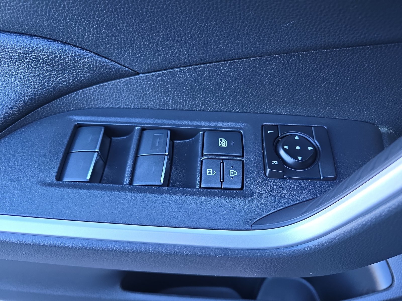 Used 2025 Toyota RAV4 XLE AWD/4WD image 29