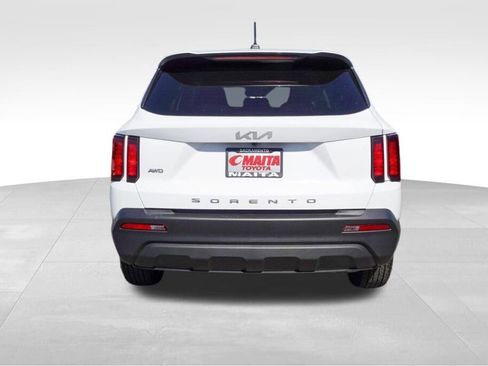 Used 2022 Kia Sorento LX image 4