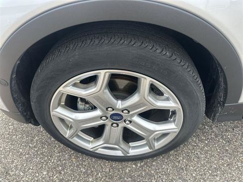 Used 2018 Ford Escape Titanium w/ Ford Safe & Smart Package AWD/4WD image 17