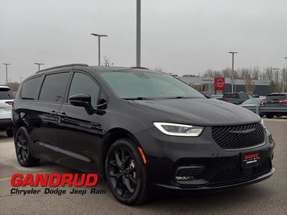 Used 2024 Chrysler Pacifica Touring-L w/ Uconnect Theater Family Group