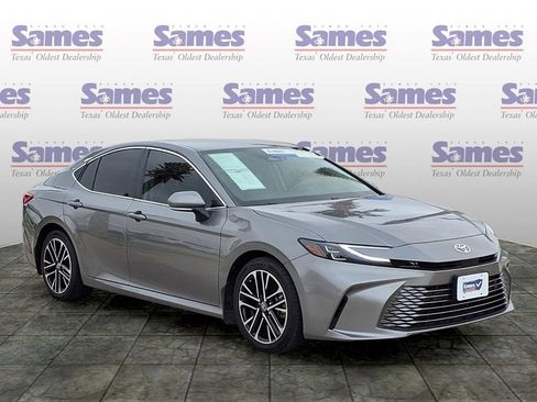 Used 2025 Toyota Camry XLE FWD image 1
