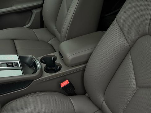 New 2025 Porsche Macan image 21