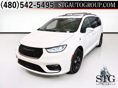 Used 2022 Chrysler Pacifica Limited w/ Uconnect Theater Family Group