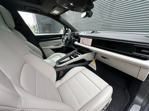 Certified 2026 Porsche Macan Electric RWD image 40