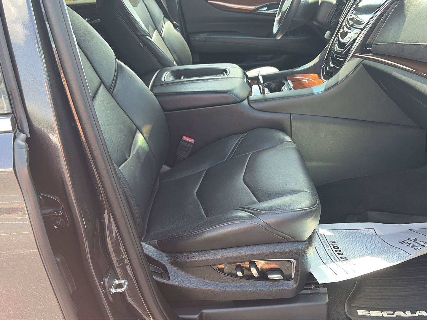 Used 2017 Cadillac Escalade Premium Luxury AWD/4WD image 25