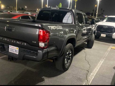 Used 2017 Toyota Tacoma TRD Off-Road image 4