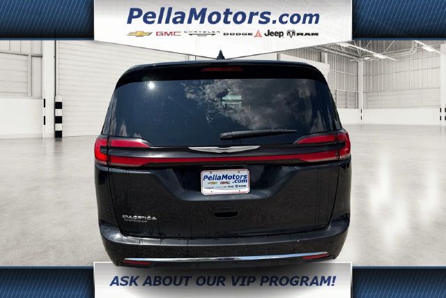 Used 2023 Chrysler Pacifica Touring-L FWD image 4