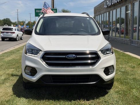 Used 2018 Ford Escape SE w/ SE Sport Appearance Package AWD/4WD image 3