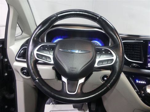 Used 2018 Chrysler Pacifica Touring-L Plus FWD image 29