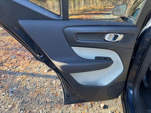 Used 2022 Volvo XC40 T5 Momentum w/ Premium Package image 16