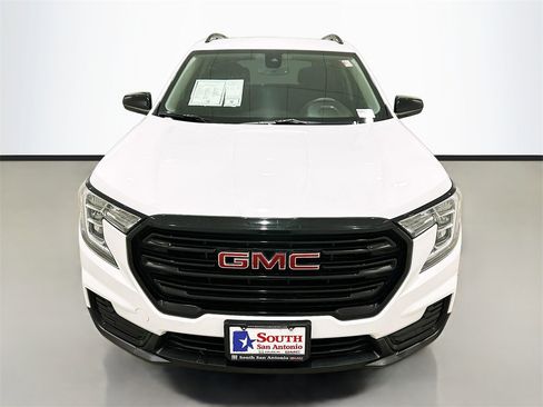 Used 2023 GMC Terrain SLE w/ Driver Convenience Package image 2