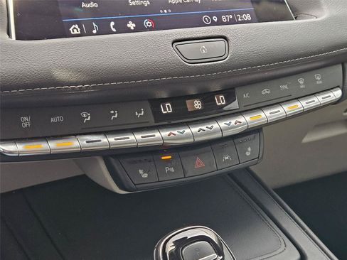 Used 2023 Cadillac XT4 Luxury w/ Cold Weather Package FWD image 19