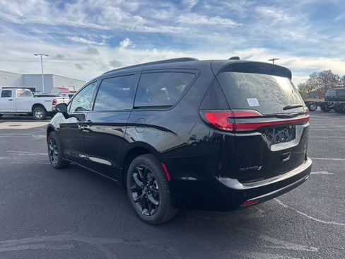 New 2026 Chrysler Pacifica Limited w/ S Appearance Package image 5