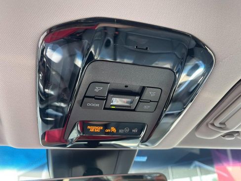 Used 2023 Toyota Venza XLE AWD/4WD image 32