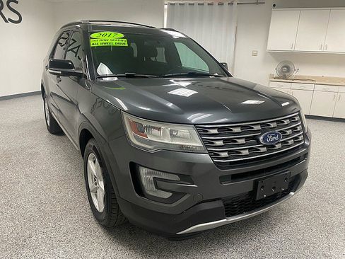 Used 2017 Ford Explorer XLT image 3
