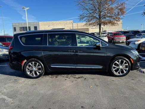 Used 2017 Chrysler Pacifica Limited w/ UConnect Theater Package image 2
