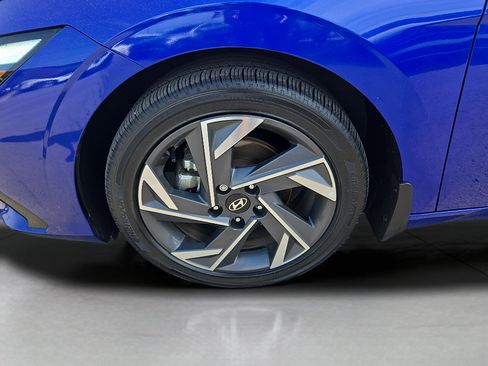 Certified 2025 Hyundai Elantra Limited FWD image 37
