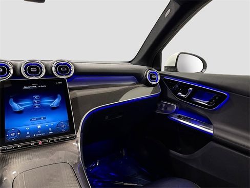 Used 2025 Mercedes-Benz GLC 300 4MATIC image 25