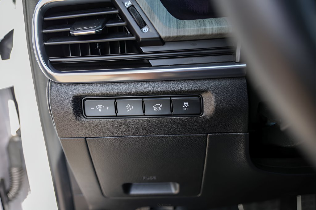 Used 2025 Kia Telluride SX w/ SX Captain's Chair Package AWD/4WD image 17