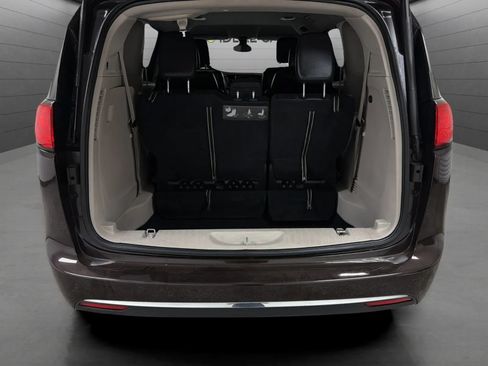 Used 2017 Chrysler Pacifica Touring-L FWD image 18