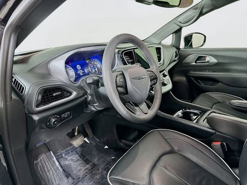 Certified 2025 Chrysler Pacifica Limited image 16