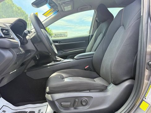 Used 2020 Toyota Camry LE FWD image 11