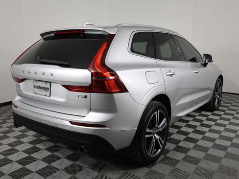 Used 2018 Volvo XC60 T5 Momentum w/ Vision Package image 2