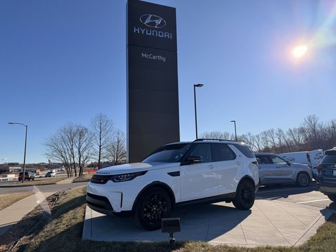 Used 2020 Land Rover Discovery HSE image 1