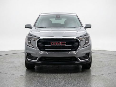Used 2024 GMC Terrain SLE FWD image 2