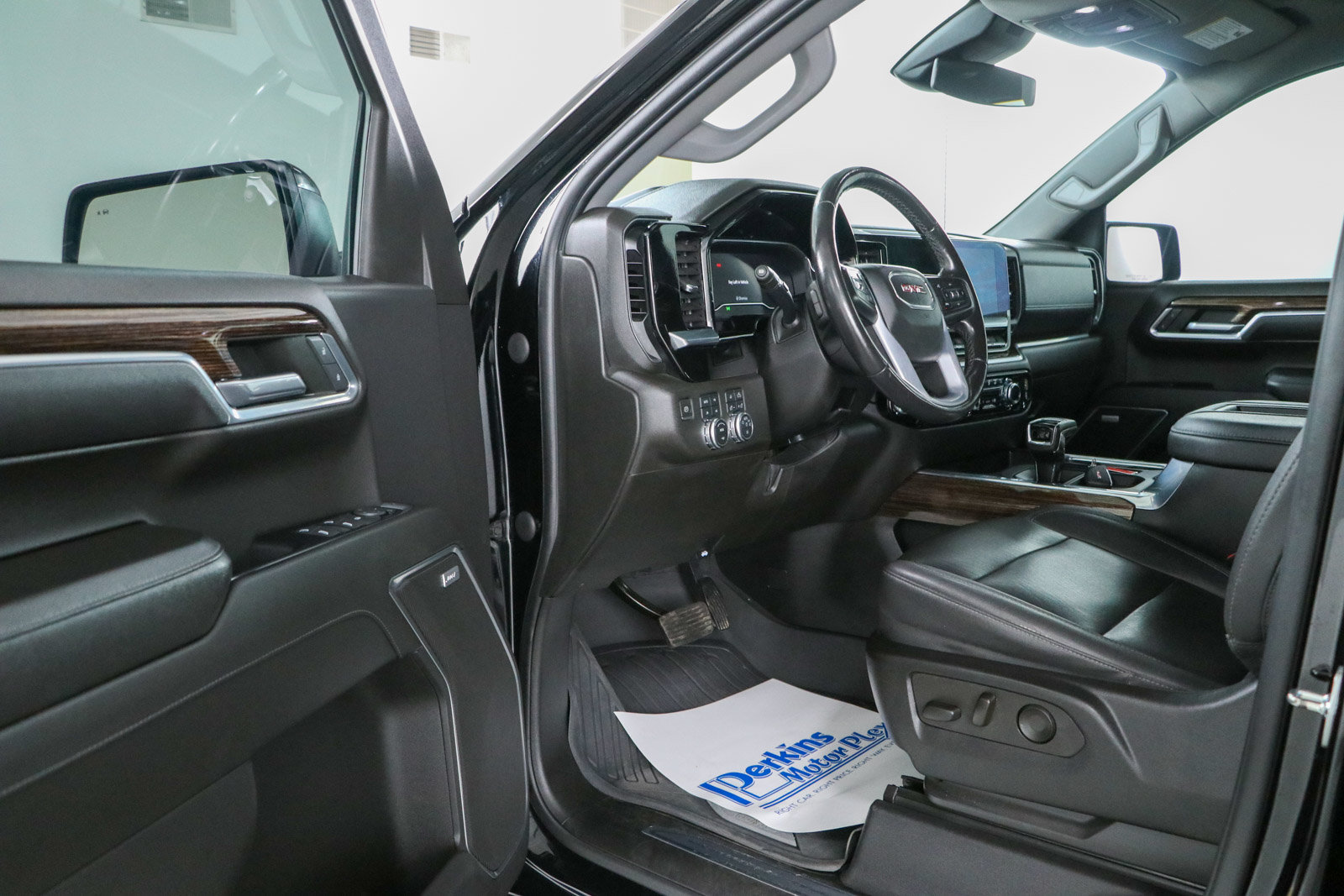 Used 2022 GMC Sierra 1500 Elevation w/ Elevation Premium Package AWD/4WD image 4