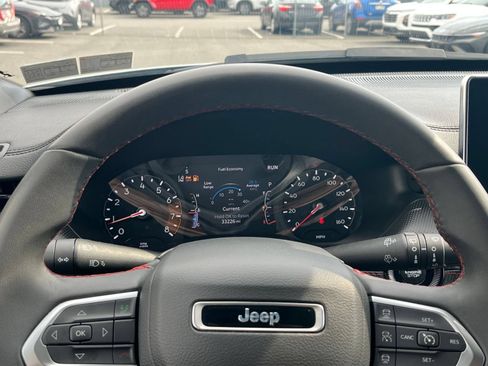 Used 2025 Jeep Compass Trailhawk AWD/4WD image 41