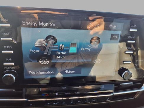 Used 2024 Toyota Sienna XLE image 9