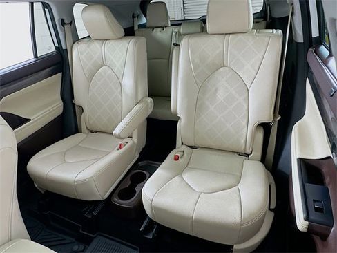 Used 2021 Toyota Highlander Platinum image 11