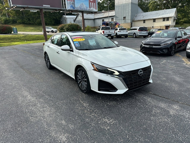 Used 2023 Nissan Altima 2.5 SV w/ SV Premium Package FWD image 3