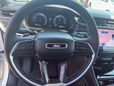 Used 2025 Jeep Grand Cherokee Limited AWD/4WD image 16