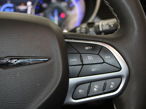 Used 2025 Chrysler Pacifica Select FWD image 14