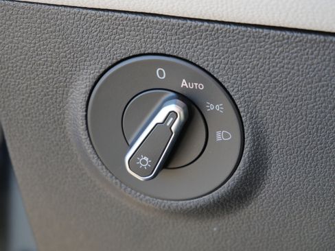 Certified 2025 Volkswagen Taos SEL image 22