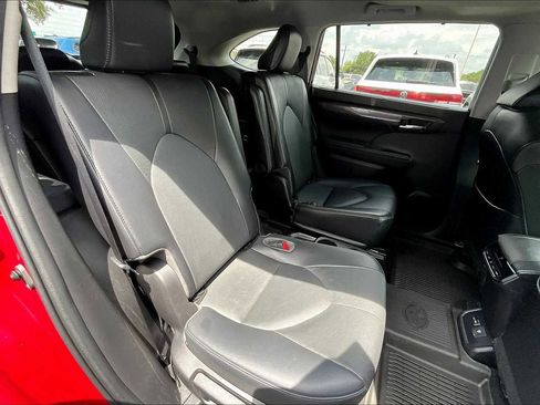 Used 2022 Toyota Highlander Limited image 19
