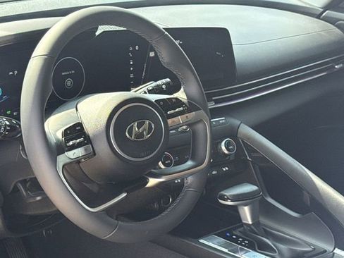 Used 2023 Hyundai Elantra Limited image 18