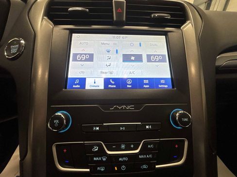 Used 2020 Ford Fusion SE image 16