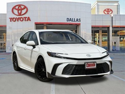 Used 2025 Toyota Camry SE FWD image 1
