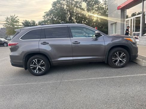 Used 2016 Toyota Highlander XLE AWD/4WD image 6