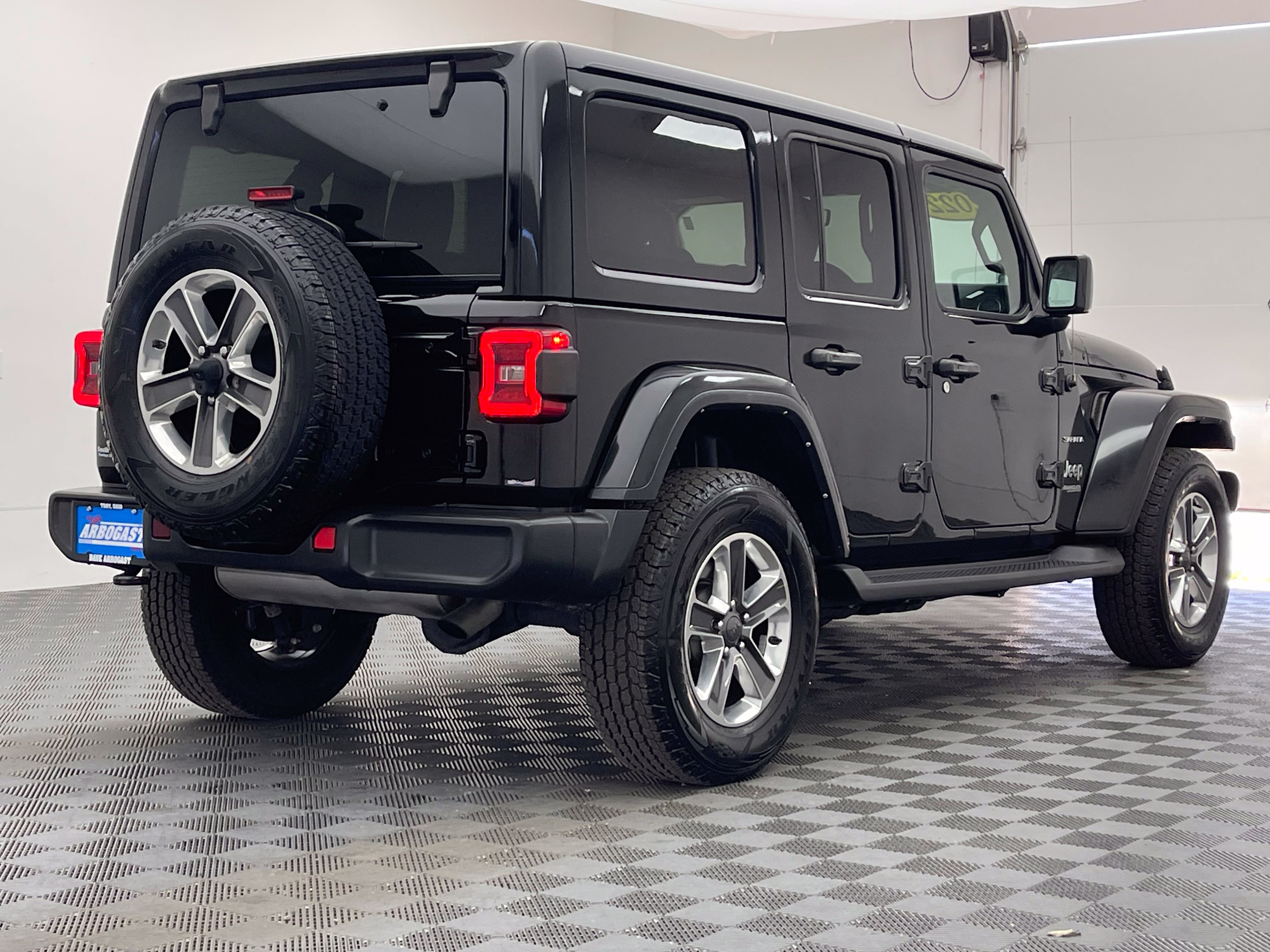 Used 2022 Jeep Wrangler Unlimited Sahara w/ LED Lighting Group AWD/4WD image 6